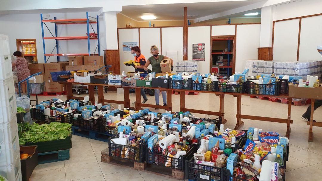 Voluntarios organizando alimentos en Tías.