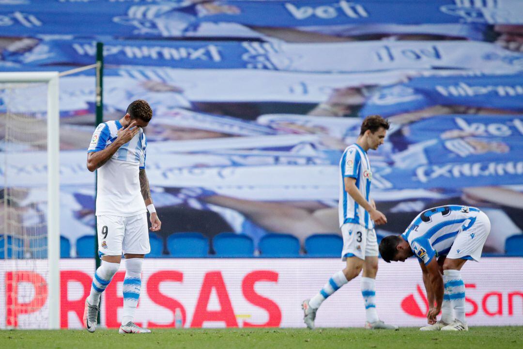 Willian José y Llorente miran hacia abajo apesadumbrados