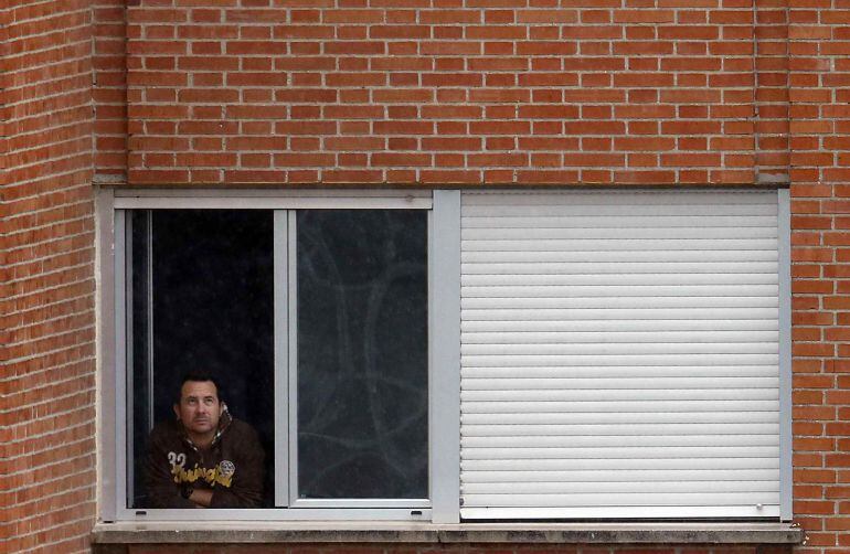 El marido de Teresa Romero, Javier Limón, asomado a la ventana de su habitación en el hospital Carlos III