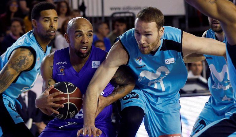 El base venezolano del Montakit Fuenlabrada, Gregory Vargas (2i) intenta superar al pivot estadounidense del Movistar Estudiantes Alec Brown, en el último partido de la Liga Endesa.