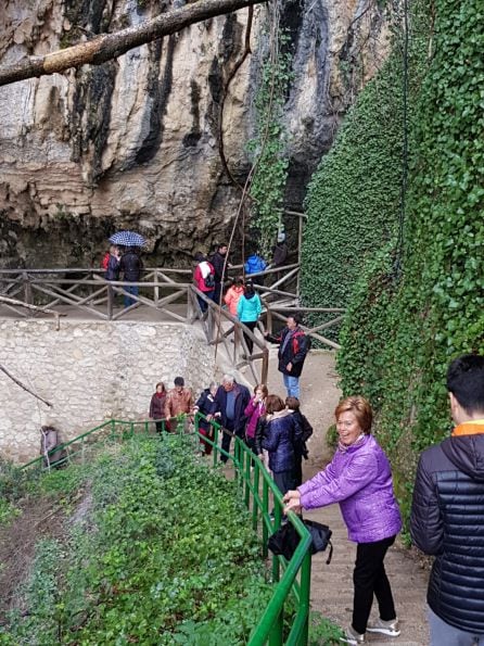 La Cueva del Agua tiene ademas connotaciones religiosas por cuanto se le atribuye la aparición del Virgen de Tíscar