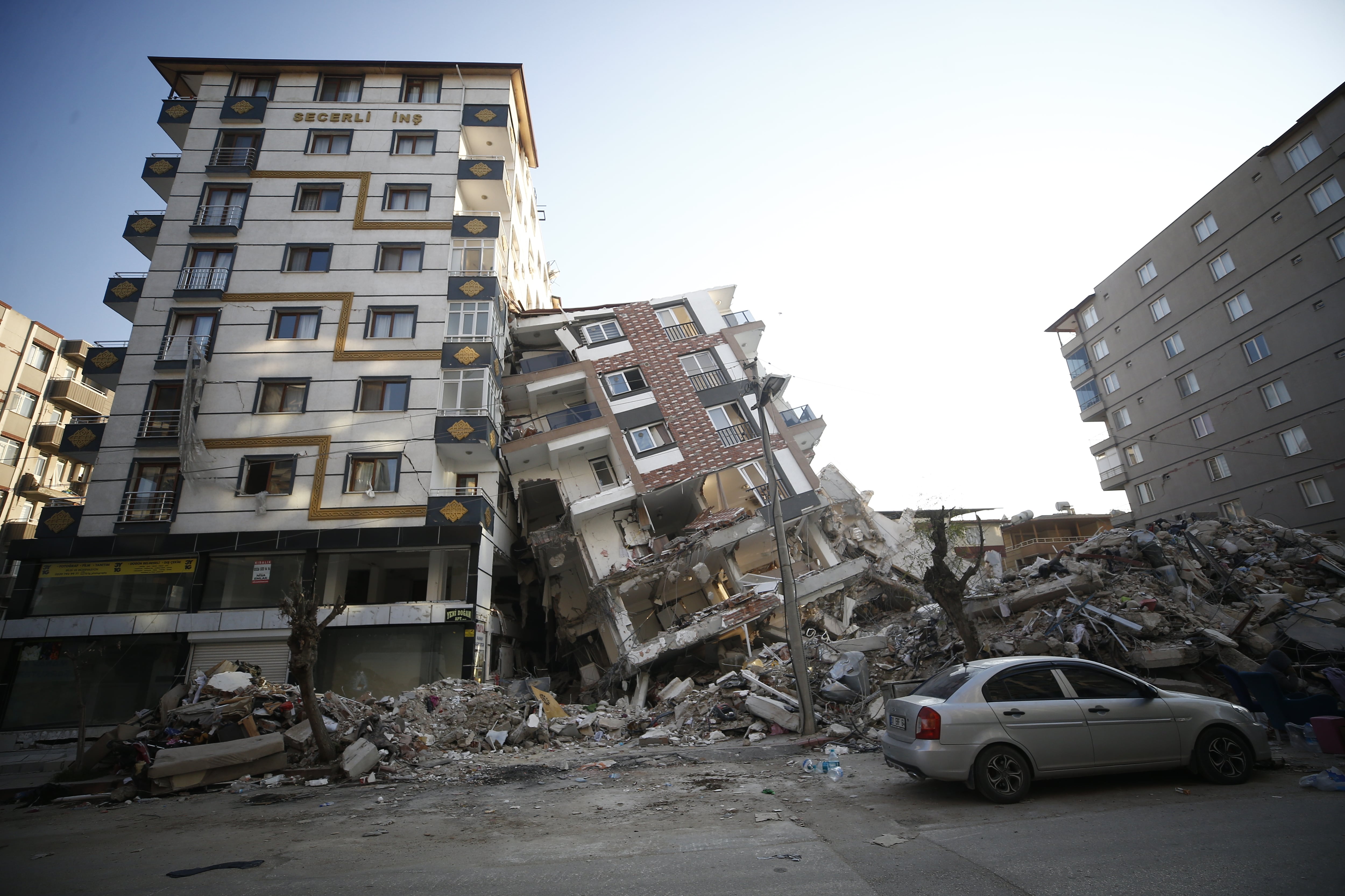 Edificios colapsados tras el terremoto de Turquía.