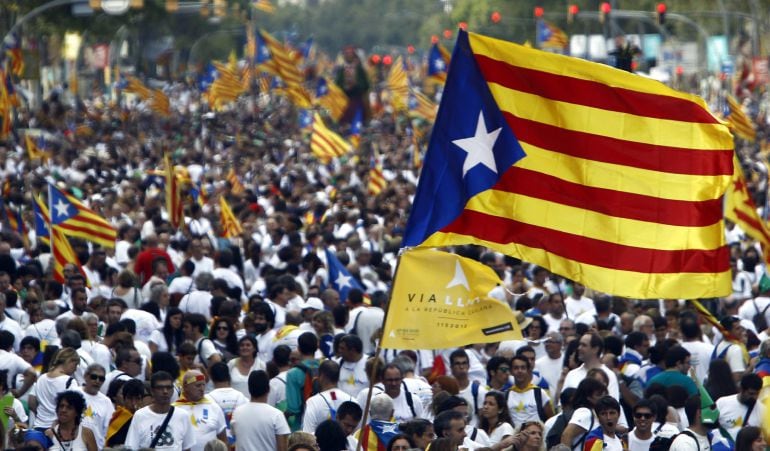 Miles de personas en la avenida Meridiana de Barcelona durante la manifestación por la Diada de Cataluña