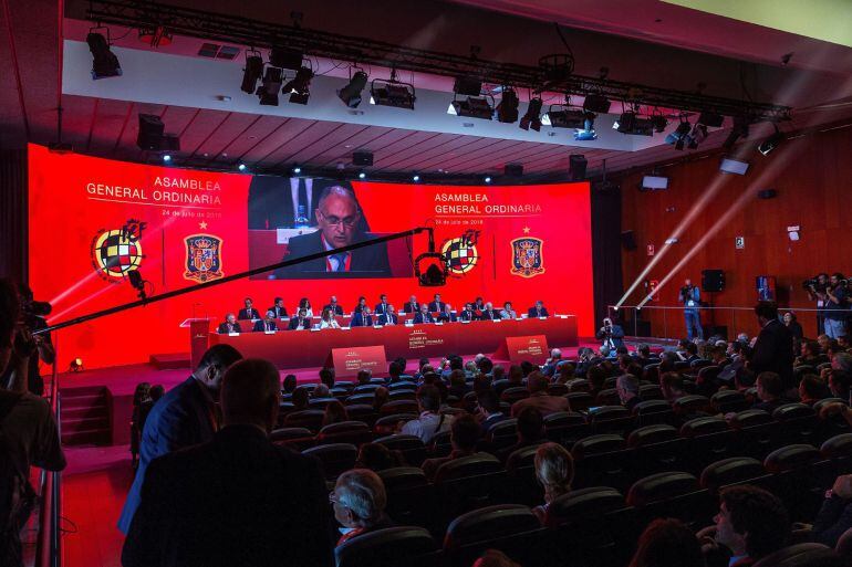 Imagen de la asamblea donde se han sorteado los calendarios