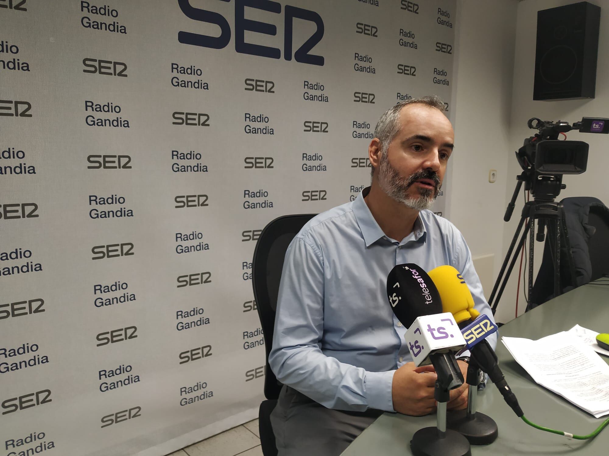 Camilo Peiró, presidente de APC Safor en los estudios de Radio Gandia.