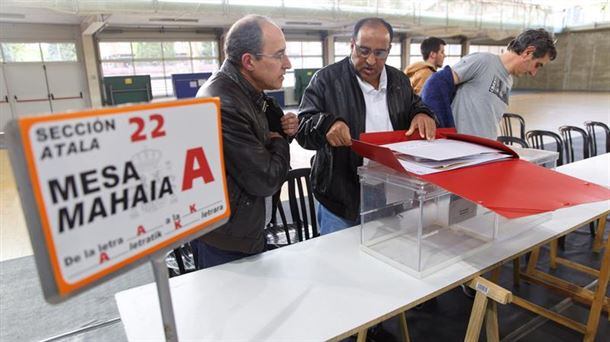 Presidente y vocales de una mesa electoral de Vitoria