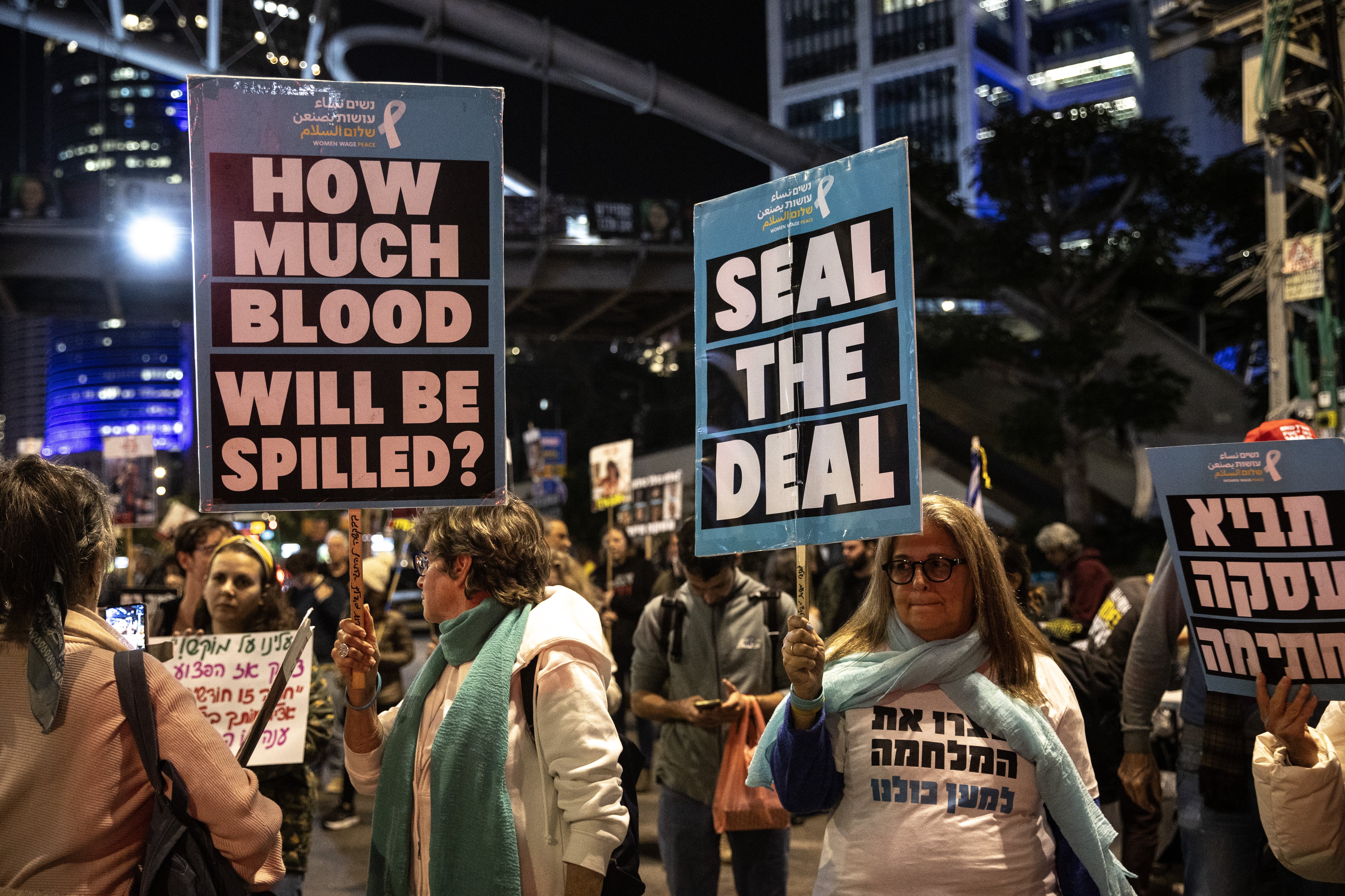 Personas en Tel Aviv celebrando el alto el fuego en Gaza este 15 de enero de 2025.