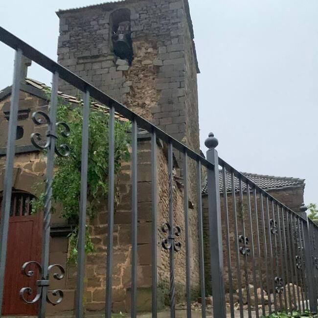 Ha dejado una estela de rocas caídas en la fachada de la torre
