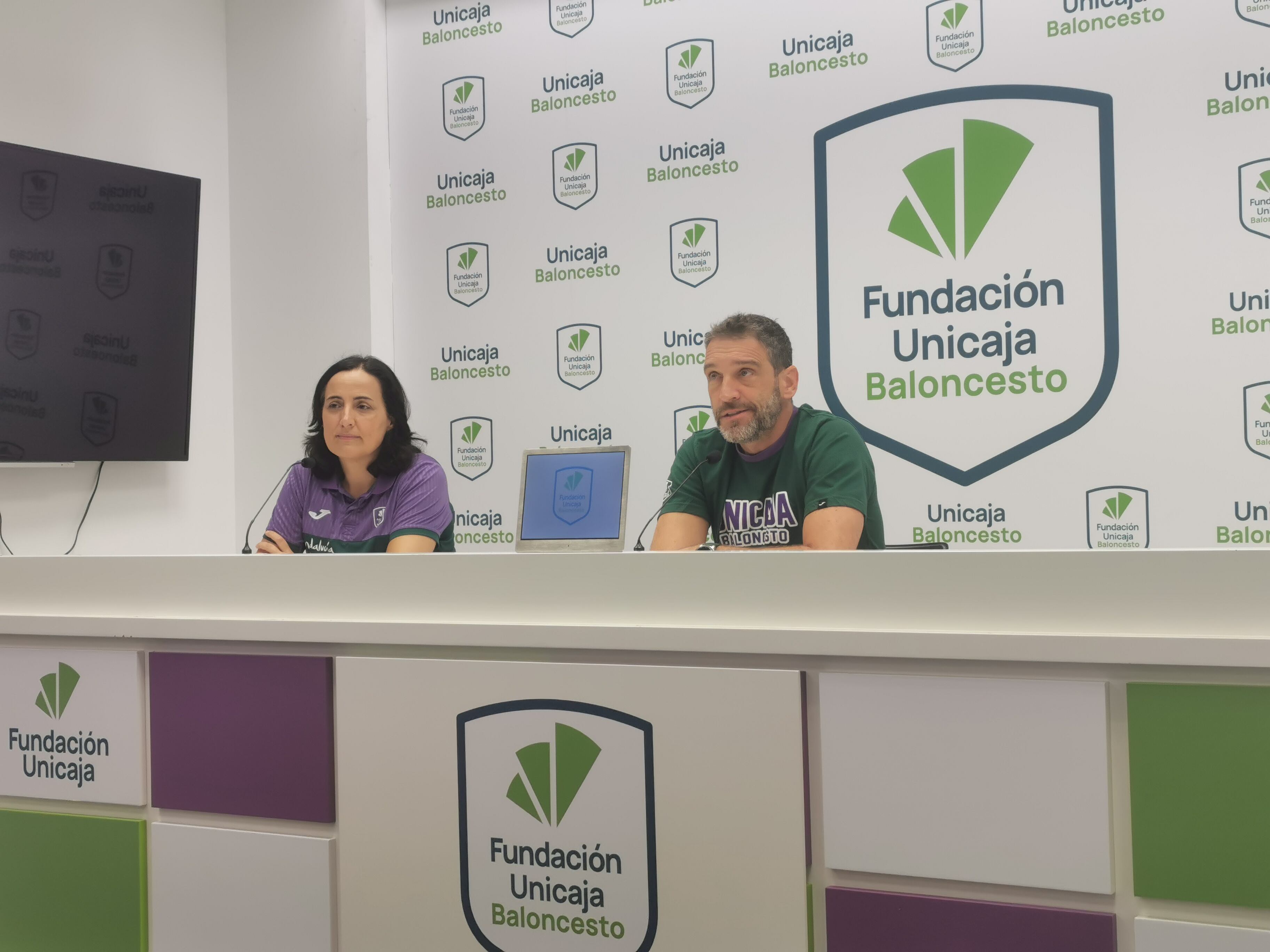 Ibon Navarro, acompañado por la directora de comunicación del Unicaja, Rosa Mariscal, en la sala de prensa del Martín Carpena