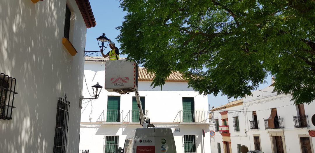 Renovación de más de un millar de luminarias en Lopera.