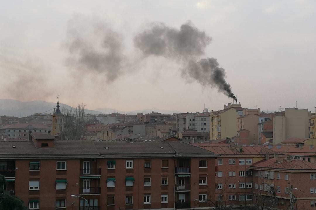 La columna de humo vista desde el paseo del Salón