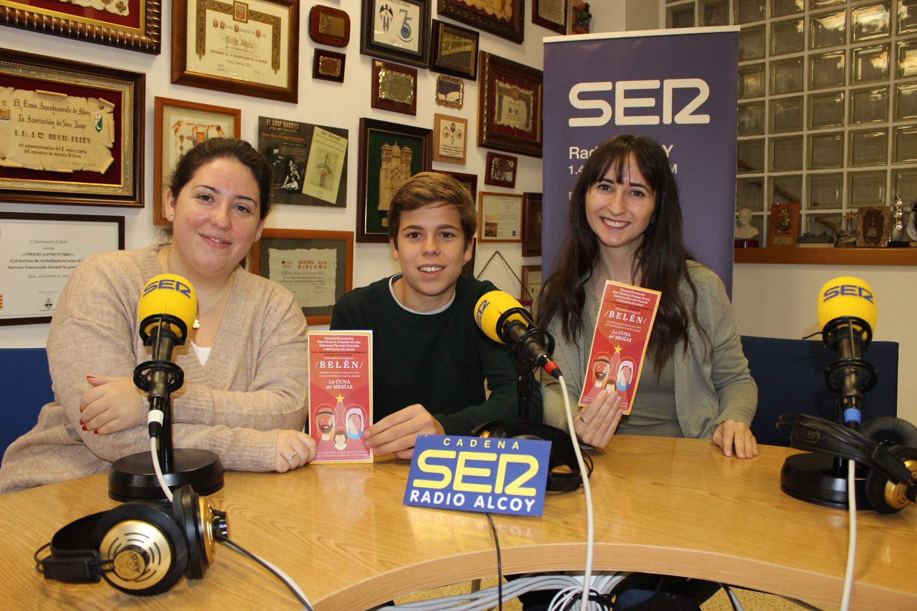 Eva Payá, Andrés Nácher y Noemí Fraj, en el estudio central de Radio Alcoy
