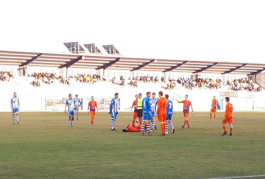 Un instante de juego del encuentro entre blanquiazules y anaranjados.