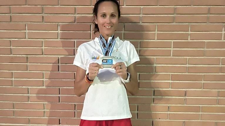 Pilar Rubio exhibe su medalla de plata en el Europeo de 50k en ruta