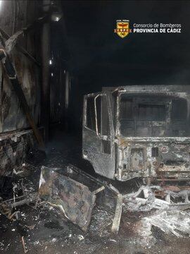 El interior de la nave afectada por las llamas