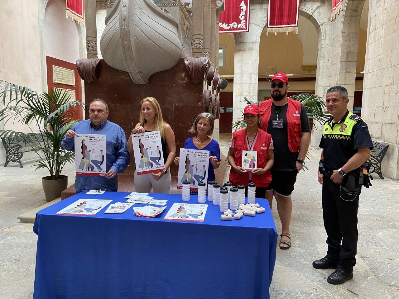 Jordi Fortuny, Cristina Guzmán i Elvira Vidal presentant la nova campanya de concienciació acompanyats pels agents cívics - Aj Tarragona