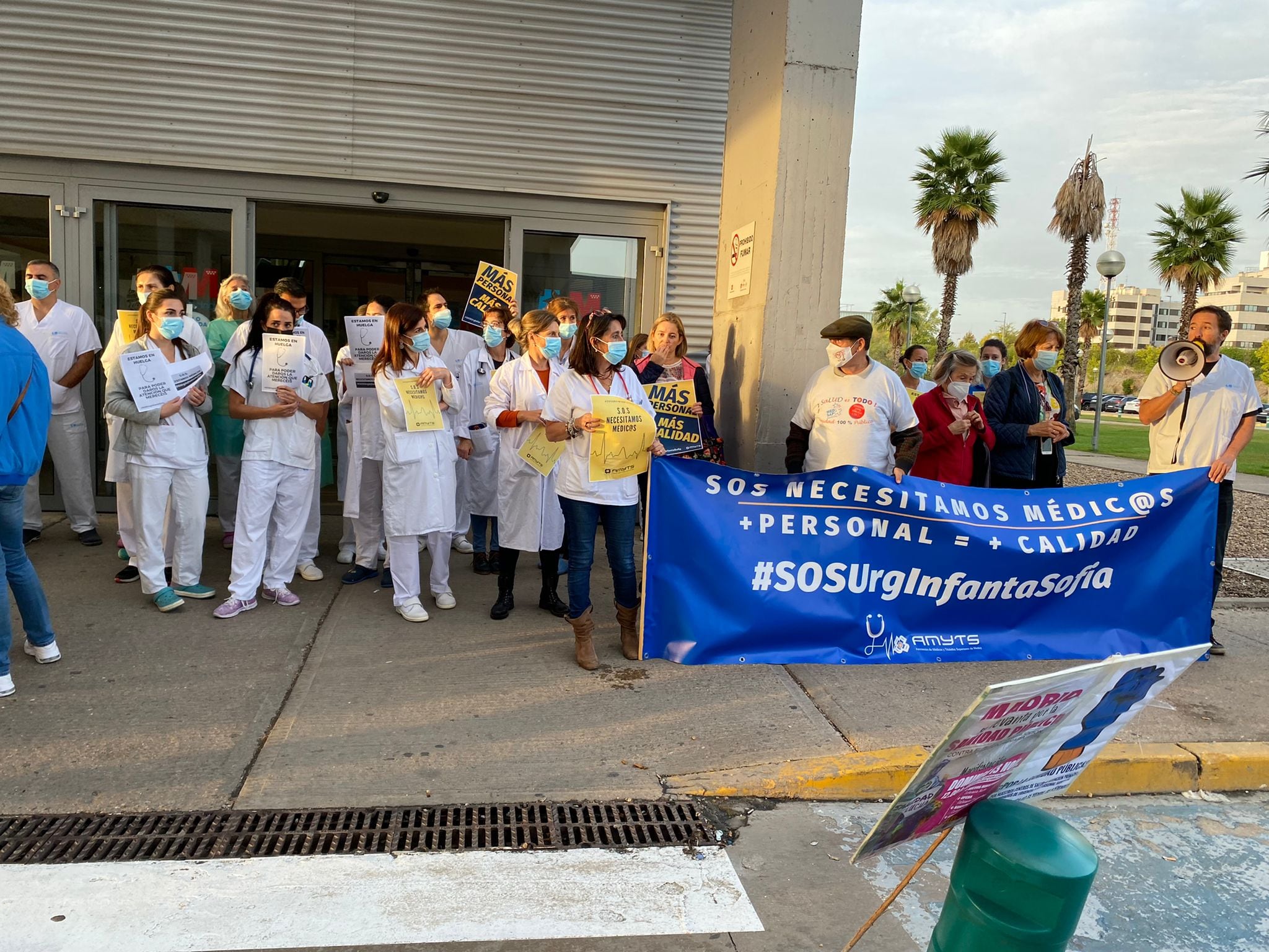 Concentración ante las puertas de las Urgencias del Hospital Infanta Sofía de San Sebastián de los Reyes el pasado mes de octubre por la saturación del servicio