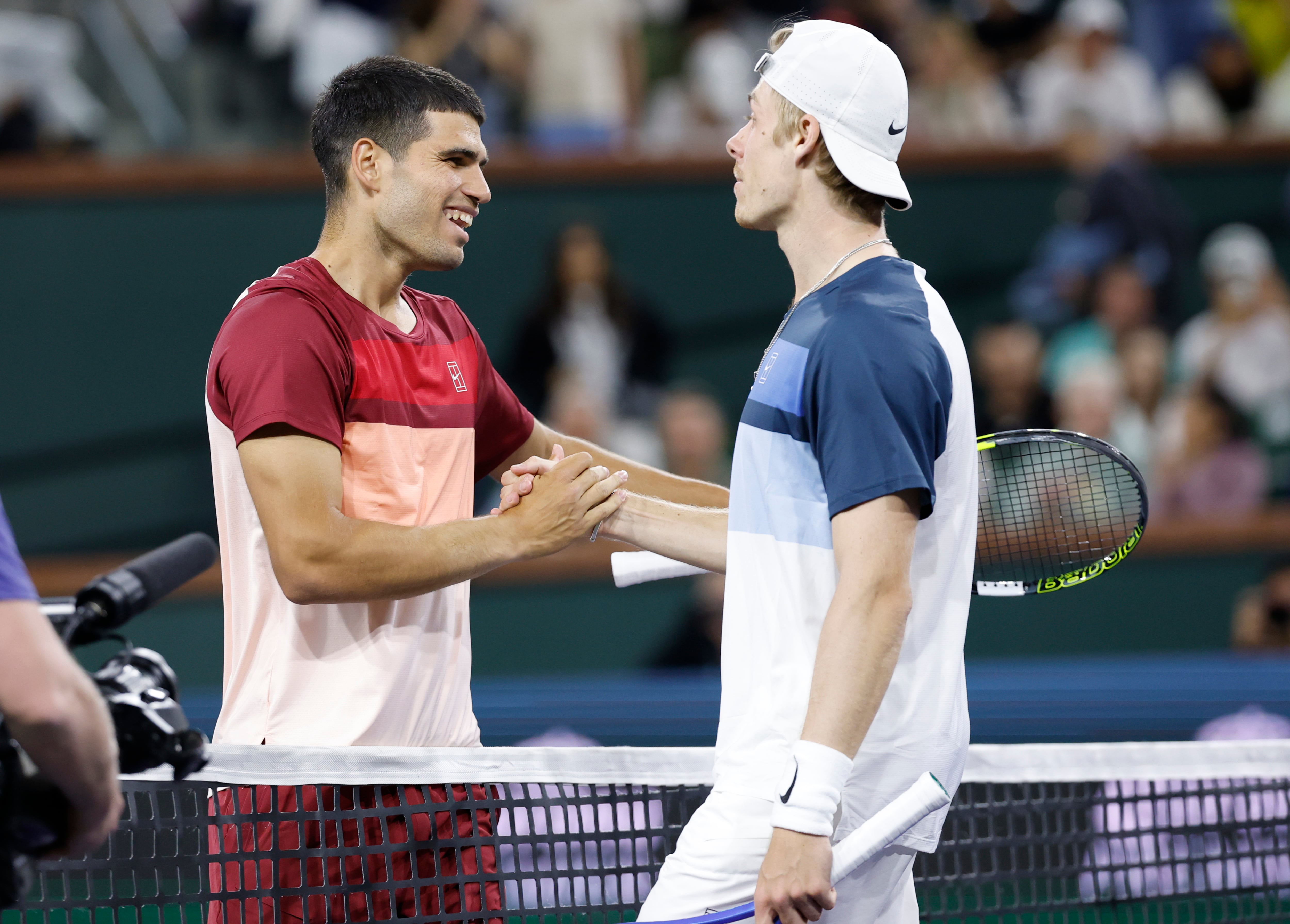 El español Carlos Alcaraz no dio opción al canadiense Denis Shapovalov y le arrolló 6-2 y 6-4 en una hora y 23 minutos para volar a los octavos de final del Masters 1.000 de Indian Wells.