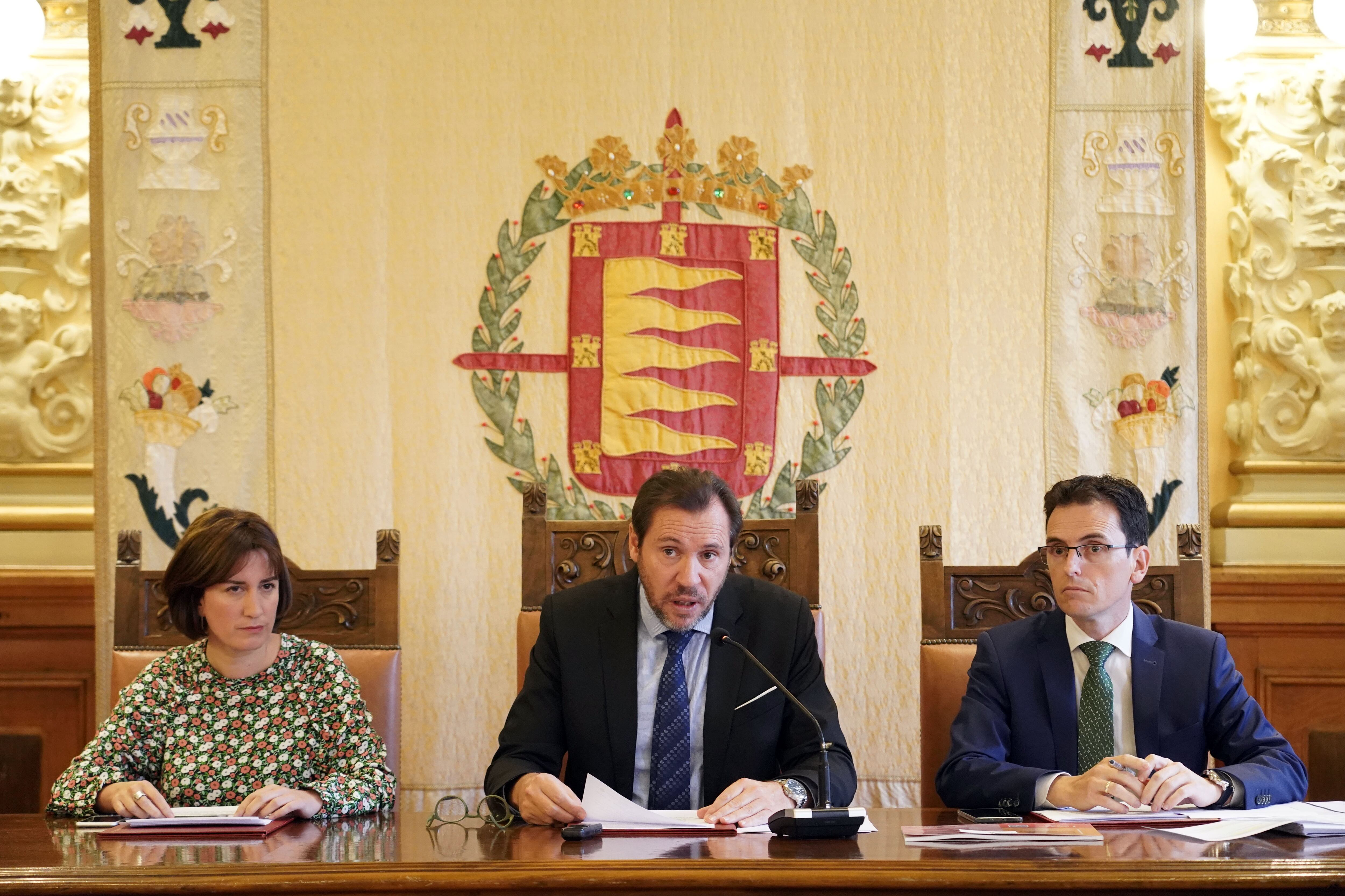 El alcalde de Valladolid junto al concejal de Planificación y Recursos y la concejala de Medio Ambiente y Desarrollo , presentan el Presupuesto del Ayuntamiento de 2023,