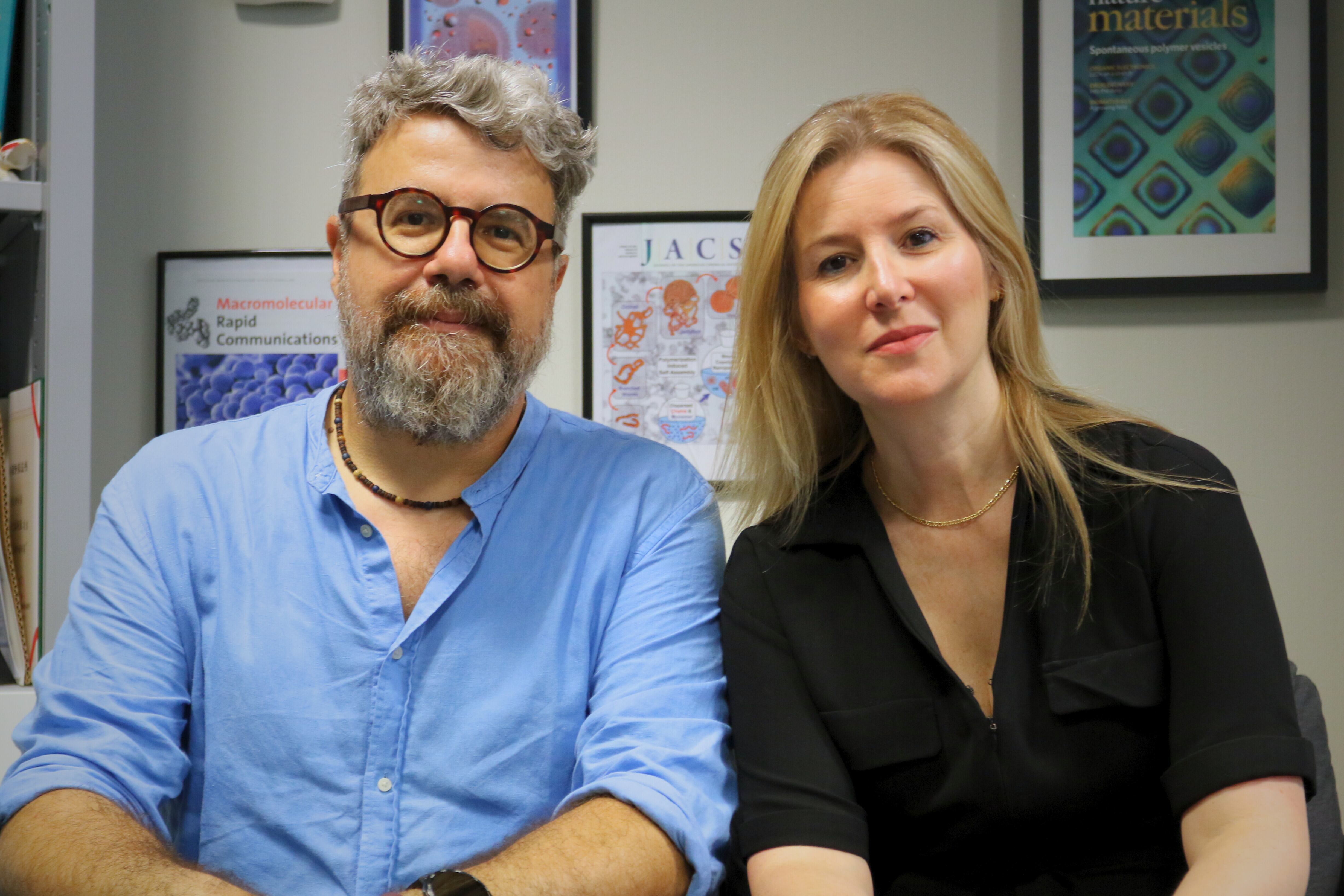 Giuseppe Battaglia y Lorena Ruiz Pérez. Ella es investigadora senior del grupo de Biónica Molecular del Instituto de Bioingeniería de Cataluña (IBEC), profesora adjunta Serra Hunter de la Universidad de Barcelona (UB) y coautora del estudio. Él es profesor de investigación ICREA en el Instituto de Bioingeniería de Cataluña (IBEC), investigador principal del Grupo de Biónica Molecular y líder del estudio.