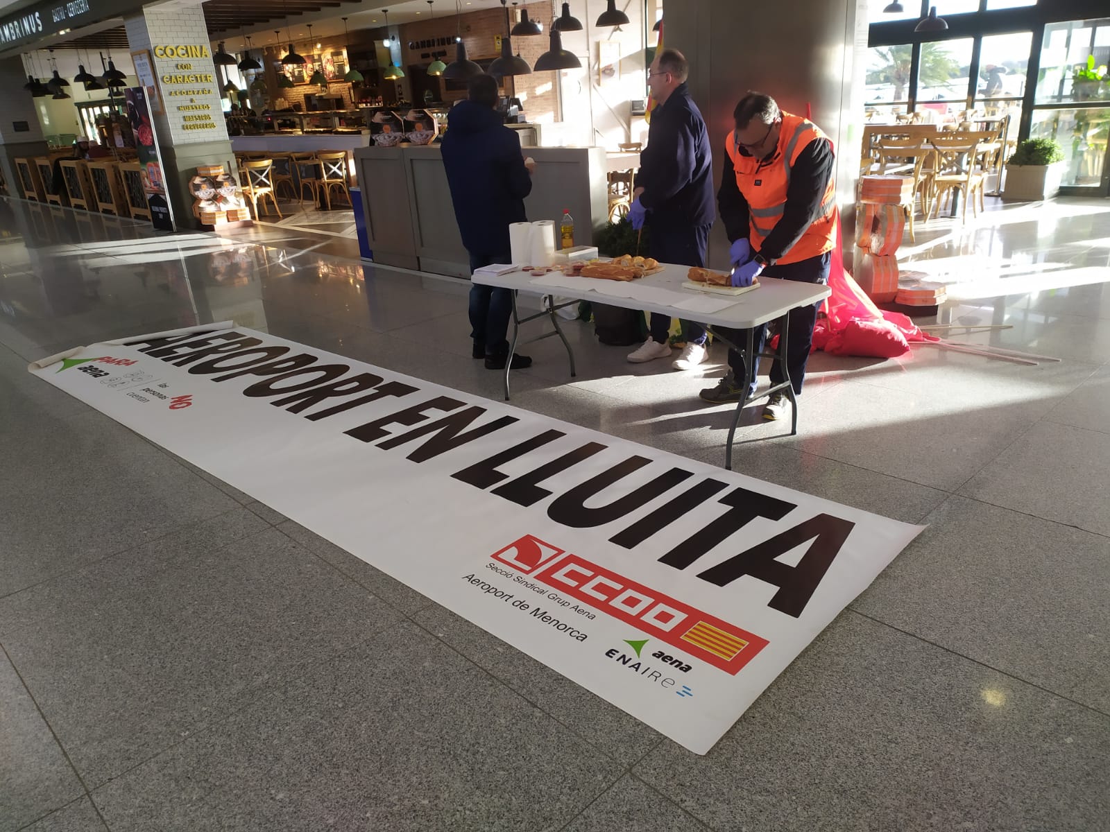 CCOO ha repartit prop de 200 entrepans de xoriço a l&#039;Aeroport de Menorca per protestar per la manca d&#039;inversió en personal i infraestructures d&#039;AENA.
