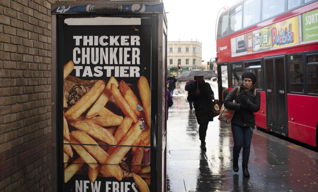 Un anuncio de comida basura en una cabina de Londres.