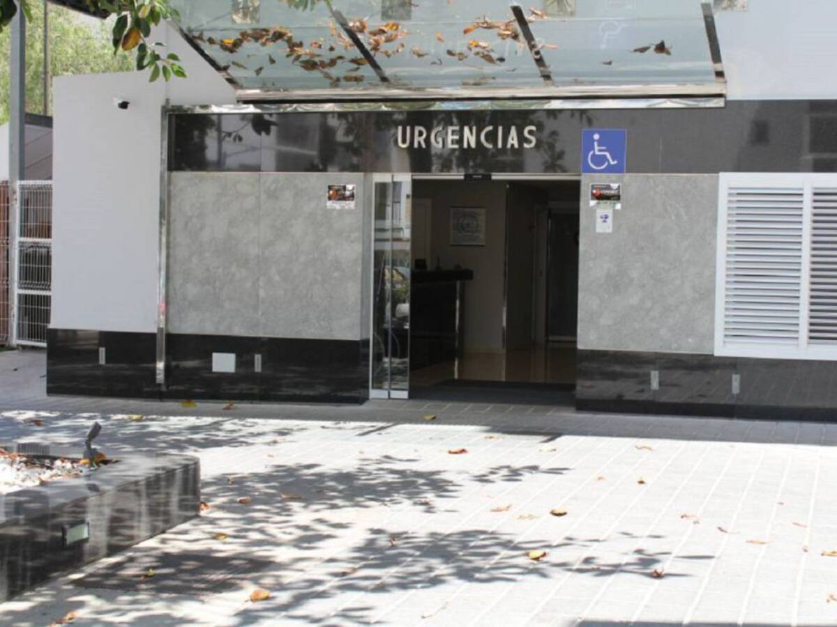 Un hombre de 54 años ingresa en la UCI en Ibiza tras caerse bajando de un autobús