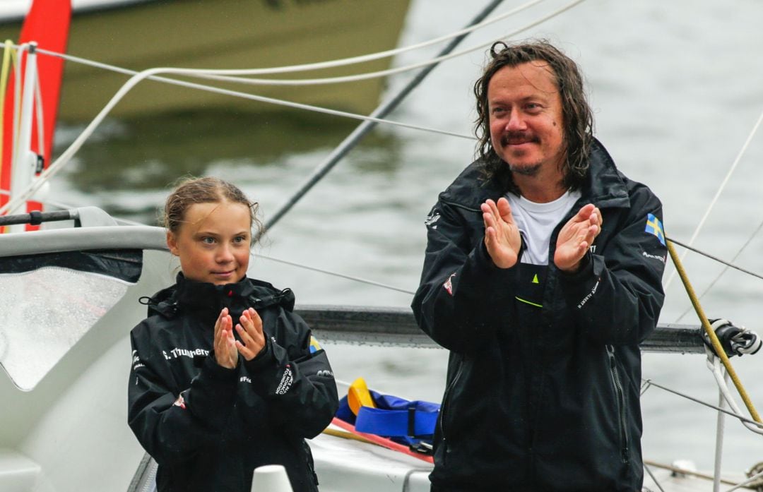 Imagen de Greta Thunberg junto a su padre, Svante Thunberg, al llegar a Estados Unidos el pasado mes de agosto.