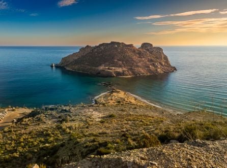 Playa Amarilla con la Isla del Fraile