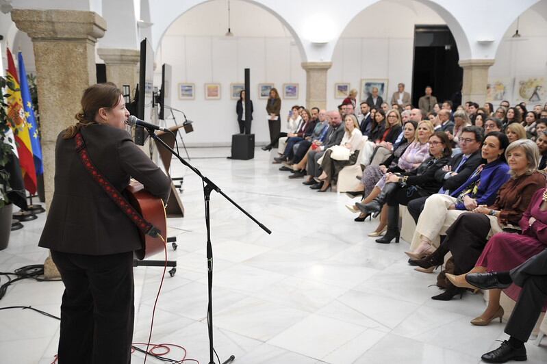 La compositora y cantante BambikIna ha puesTO la nota musical al acto institucional conmemorativo del 8M/ ASAMBLEA DE EXTREMADURA