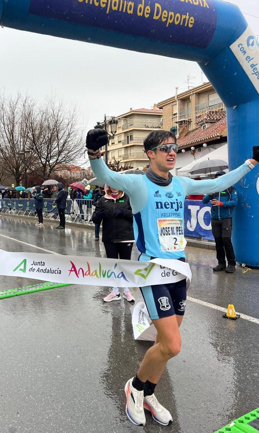 El atleta del Trops-Cueva de Nerja José Manuel Pérez Rubio, entrando en la meta en el Campeonato de Andalucía de marcha