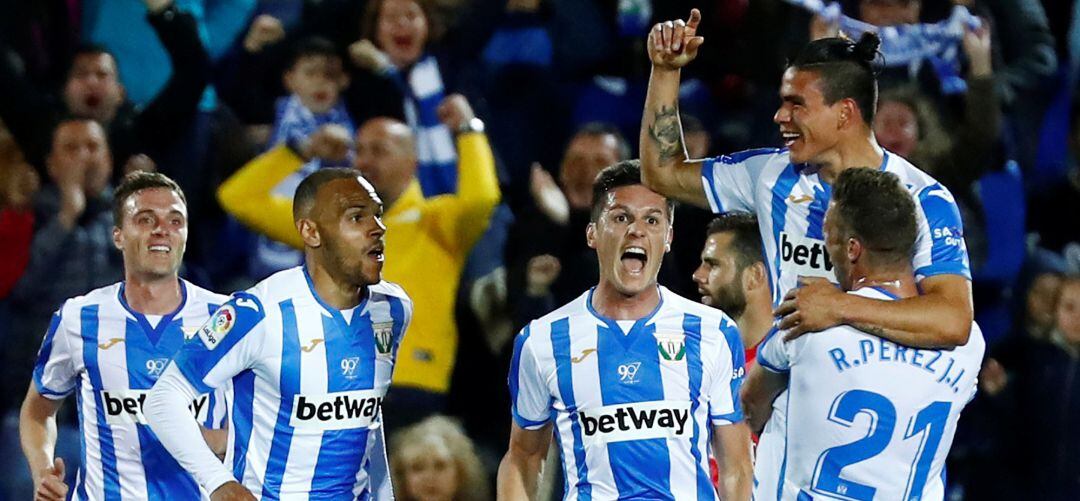 Jonathan Silva celebra su gol ante el Real Madrid