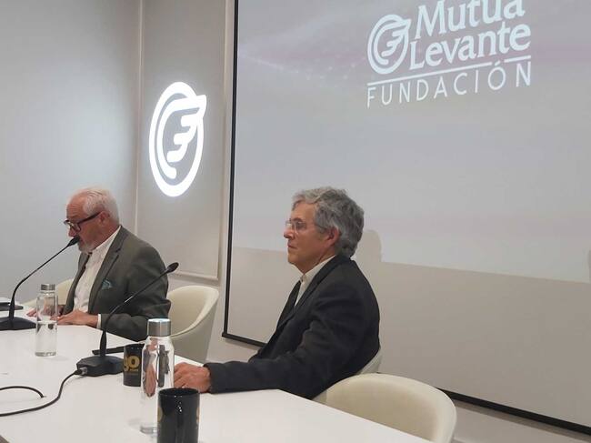 Ignacio Trelis, concejal de Patrimonio Cultural, presentando a Javier Barón, antes del inicio de la conferencia