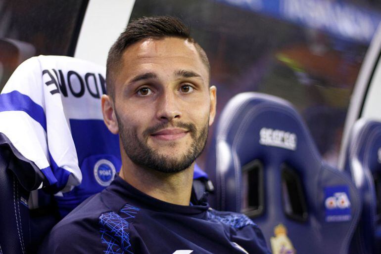 Florin Andone en el banquillo de Riazor