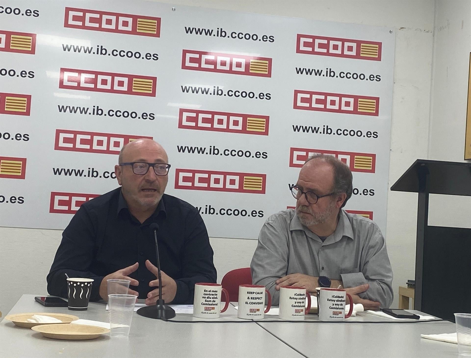 El secretario general de CCOO Baleares, José Luis García, y el secretario de Comunicación de CCOO Baleares, Xisco Mellado, en la rueda de prensa para hacer balance de 2022 y marcar las propuestas de cara al nuevo año 2023.  EUROPA PRESS