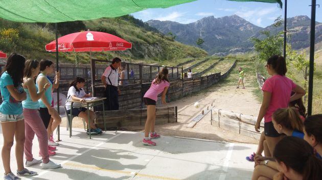 Los bolos serranos o bolo andalúz cuenta con una gran afición femenina en el P.N. de Cazorla, Segura y las Villas