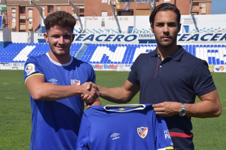 Presentación de Pedro León como nuevo jugador del Linares Deportivo. 