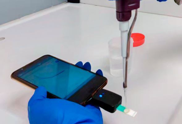 El sensor que se instala en los móviles para detectar la contaminación en el agua