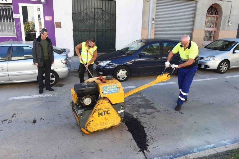 El concejal de urbanismo, Diego González, contempla los trabajos de rebacheo