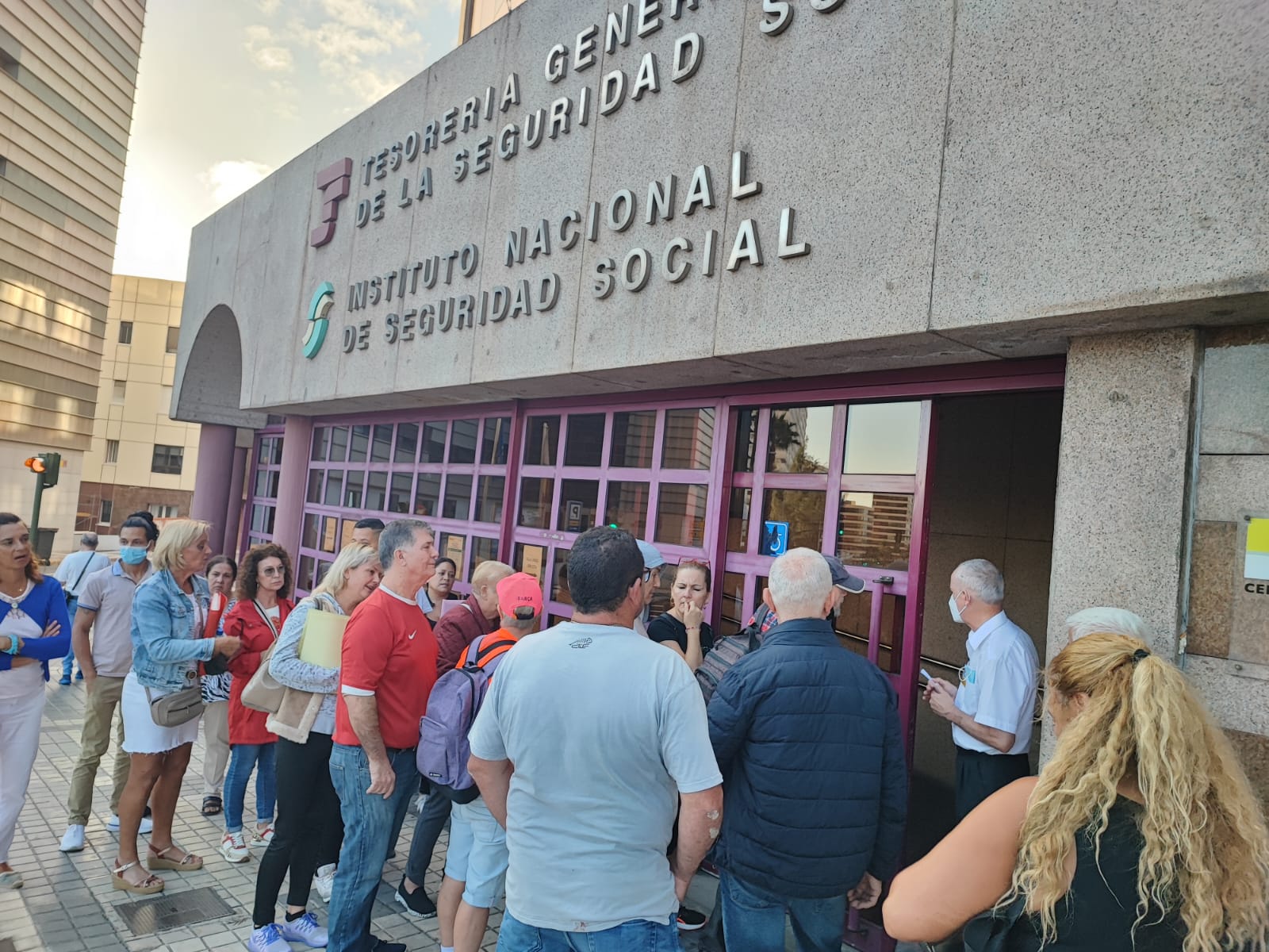 Decenas de personas se agolpan en torno a una oficina de la Seguridad Social en Las Palmas de Gran Canaria