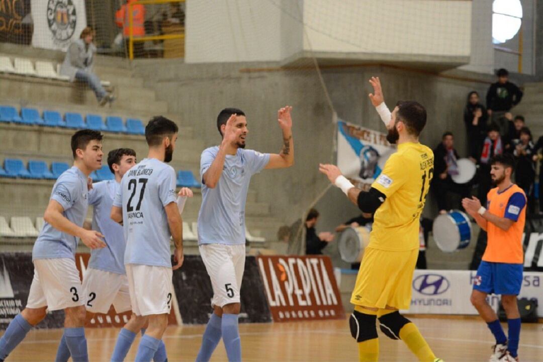 Los jugadores del Santiago FS celebran uno de los dos goles de Lucas Moreira