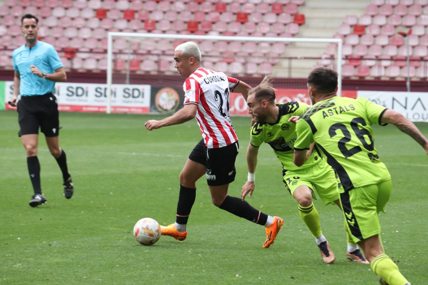 Asier Córdoba conduce la pelota ante la mirada de Cristian Herrera y David Astals / SD Logroñés