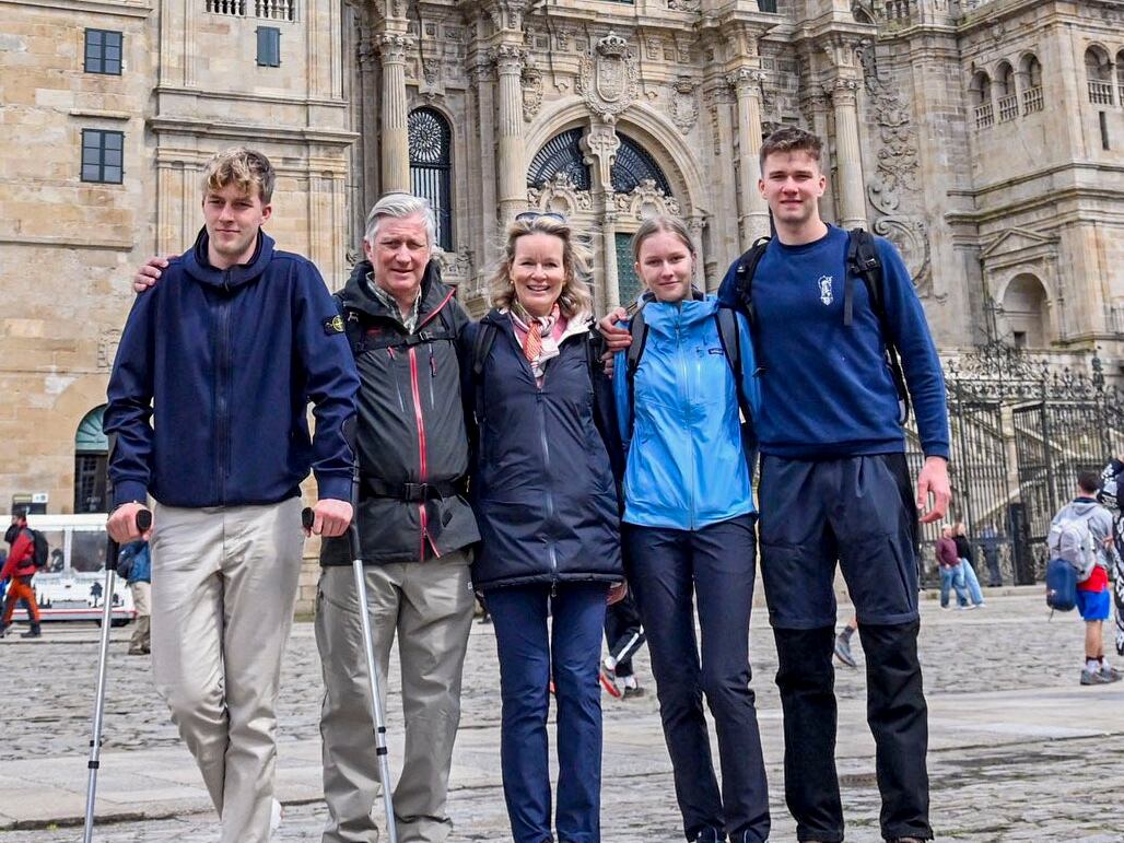 Los reyes Felipe y Matilde de Bélgica, acompañados por sus hijos, los príncipes Gabriel, Emmanuel y Eléonore, tras completar el Camino de Santiago.