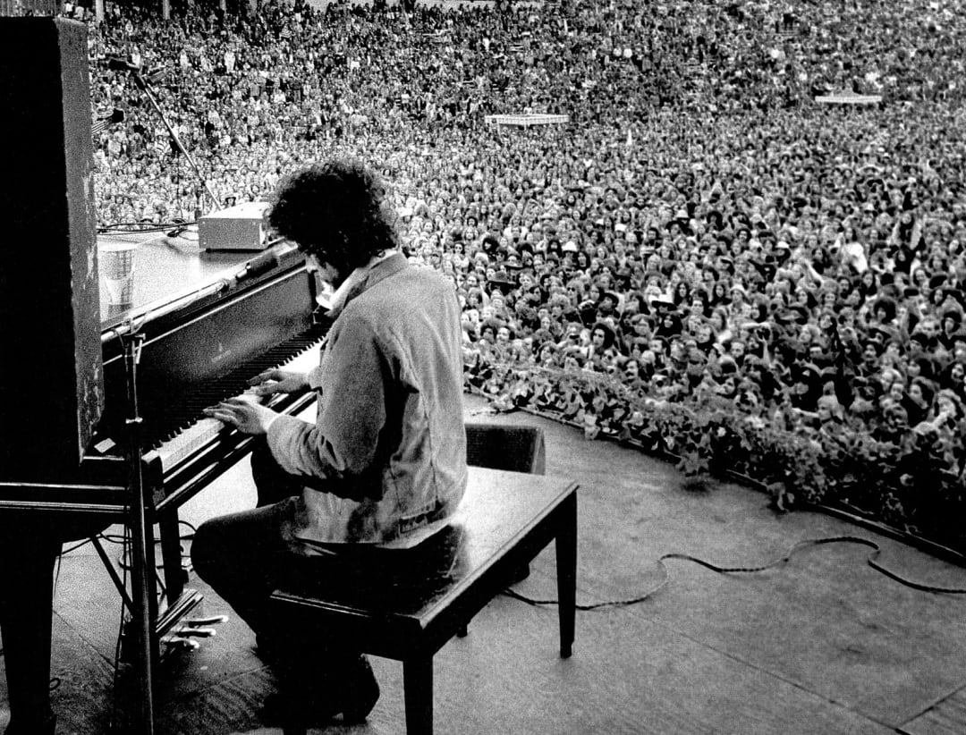 Bob Dylan durante una actuación en marzo de 1974