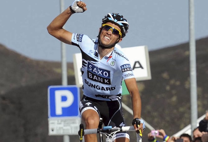 El español celebra su victoria en la cumbre del Etna durante el Giro 2011