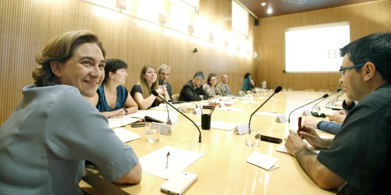 GRA066. BARCELONA, 17/6/2015.- La nueva alcaldesa de Barcelona, Ada Colau (i), ha presidido hoy la primera reunión de la comisión del gobierno municipal, que fijará las prioridades de actuación del consistorio, entre ellas convocar con carácter de urgencia la Comisión Mixta sobre Desahucios. EFE/ Andreu Dalmau