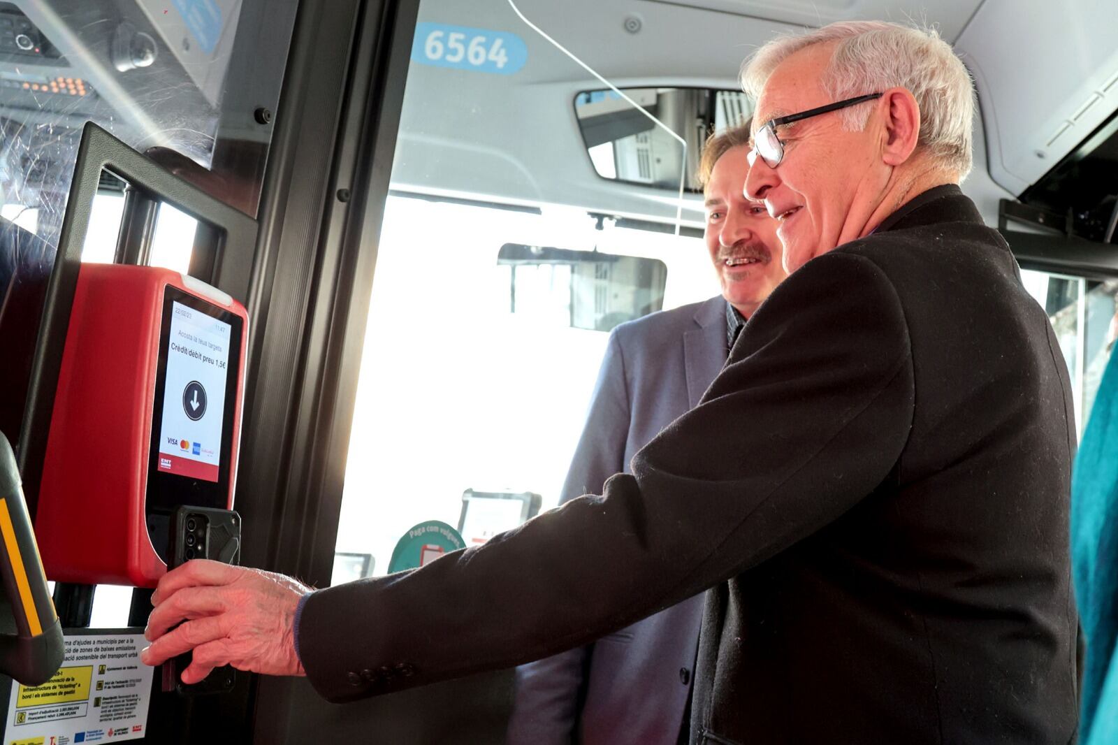 La EMT incorpora nuevos métodos de pago a bordo de los autobuses con las nuevas máquinas validadores y de venta