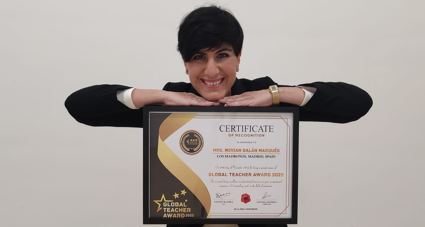 Mirian Galán con el certificado de los Global Teacher Awards