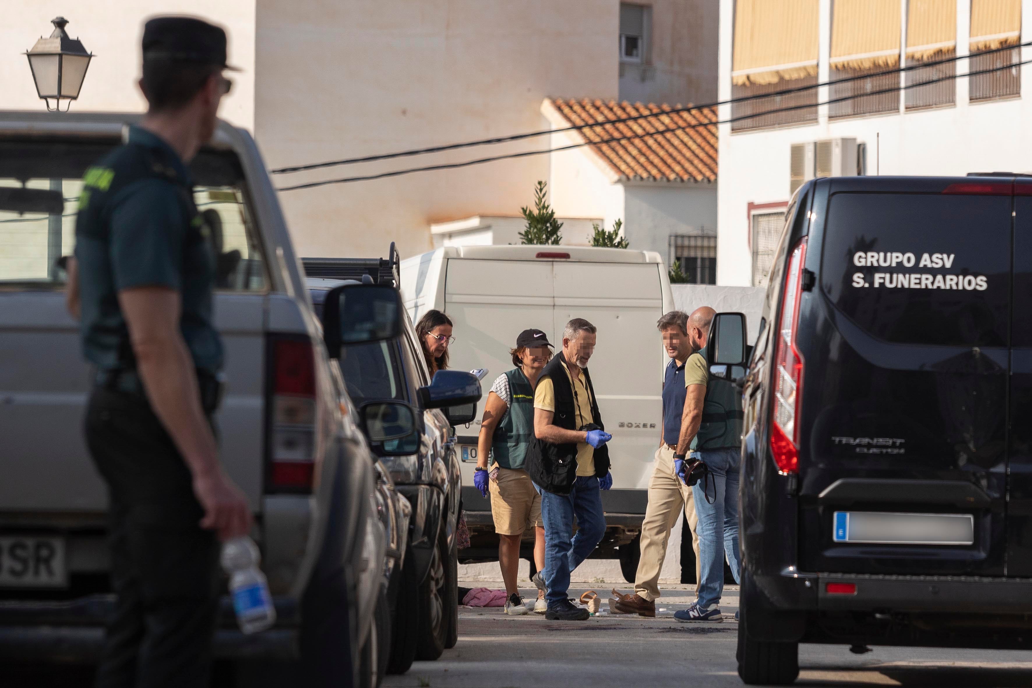 TORROX (MÁLAGA), 27/06/2023.- La Guardia Civil investiga este martes un posible caso de violencia machista en Torrox (Málaga), después de que un hombre de 69 años, exmilitar, haya intentado matar de un disparo en la calle a su expareja, que ha sido trasladada grave a un hospital, y luego se haya suicidado con la misma pistola. EFE/Carlos Díaz
