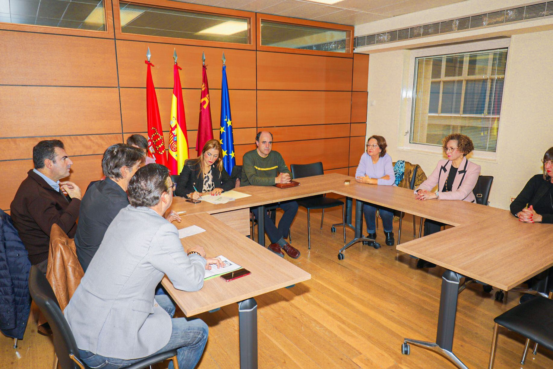 La concejala Carmen Fructuoso ha mantenido esta mañana un encuentro con los representantes de la Asociación de comerciantes Triángulo y de la plataforma ´Murcia centro vivo’